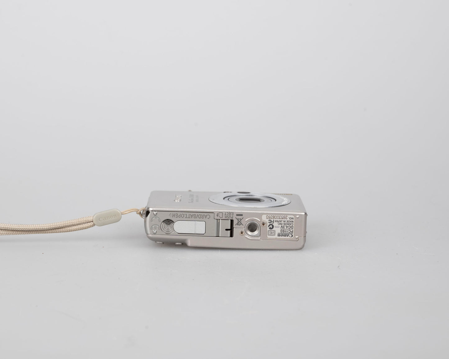 Canon Powershot SD600 Digital Elph 6MP CCD digicam w/ 2GB SD card + battery + charger