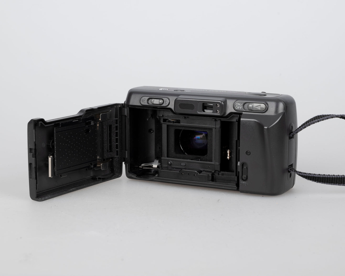 Minolta Freedom Zoom 70c 35mm camera w/ case (serial 3520838)