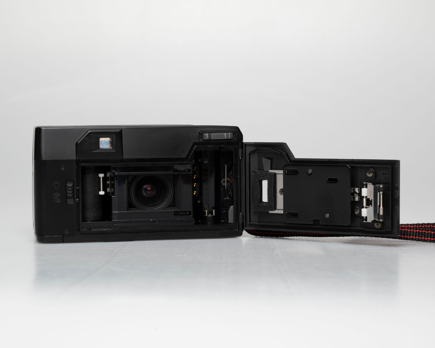 Pentax Zoom-70 (IQZoom) 35mm camera w/case (serial 5186332)