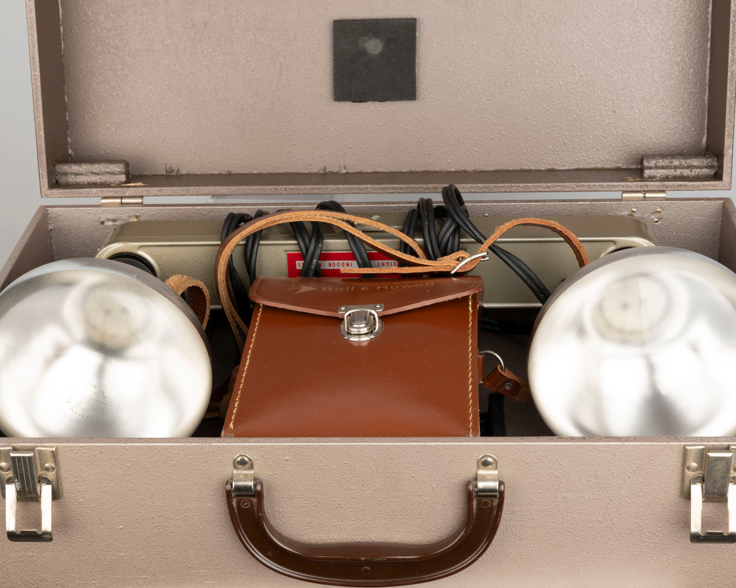 Tenue de film Bell et Howell 8 mm avec appareil photo modèle 323 8 mm + étui en cuir + lumières de cinéma + étui en bois d'origine