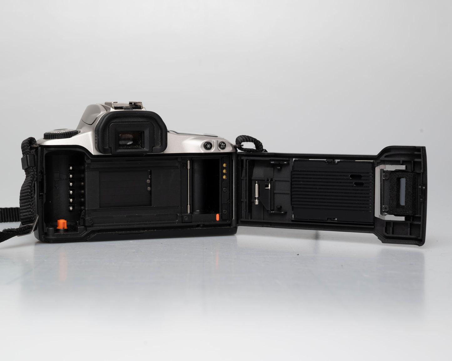 Canon EOS Rebel 2000 35mm film SLR w/ Canon EF 35-80 lens + ever-ready case