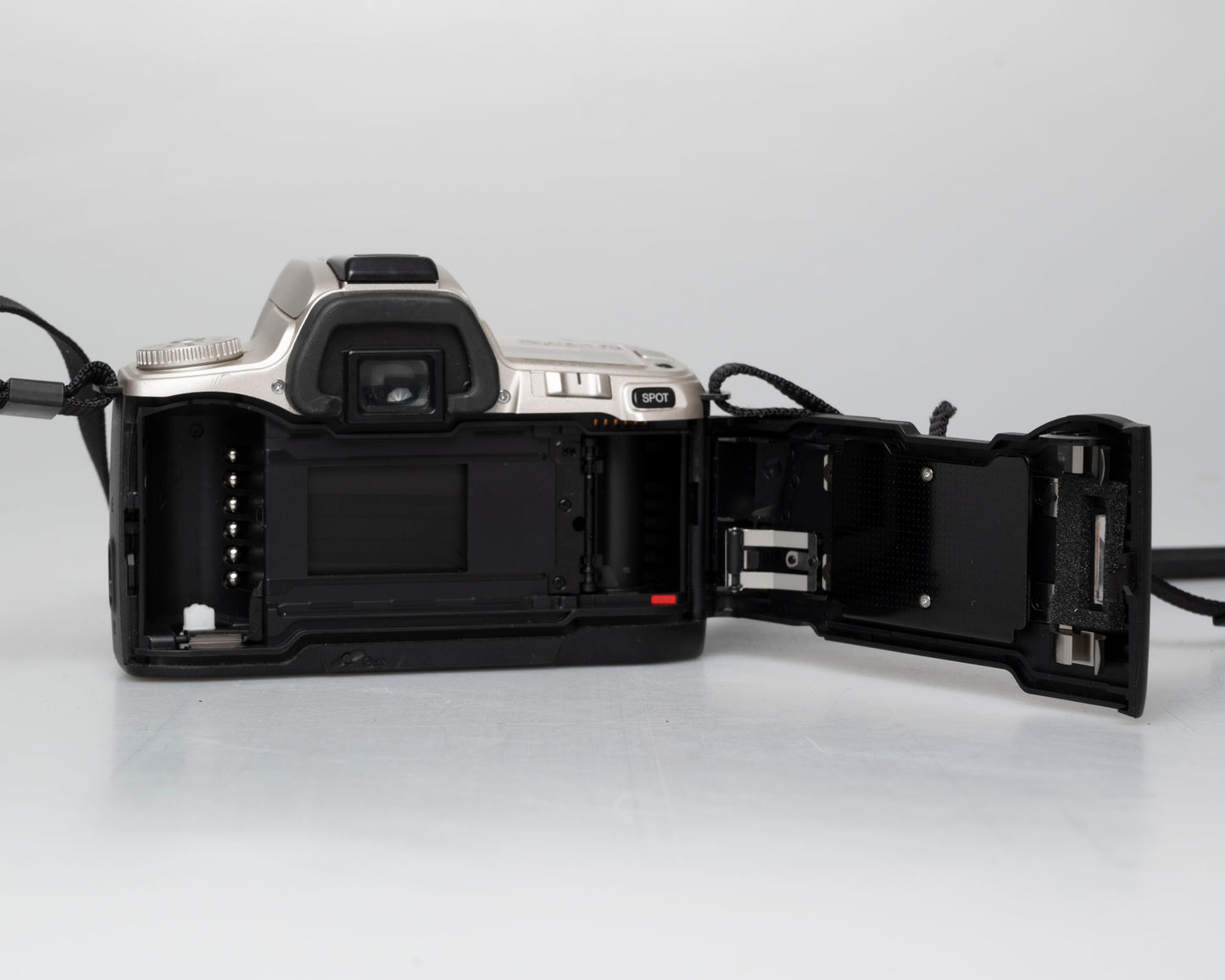 Minolta Maxxum XTsi reflex 35 mm avec objectif 35-70 mm (série 98201354)