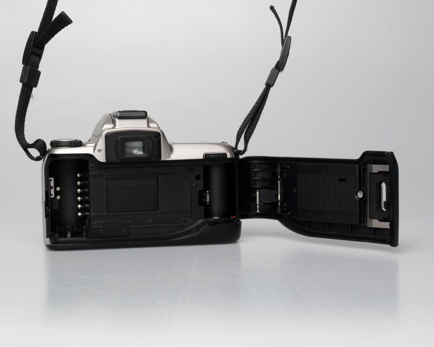 Nikon F65 reflex 35mm avec objectif AF Nikkor 28-80mm (série 2880569)