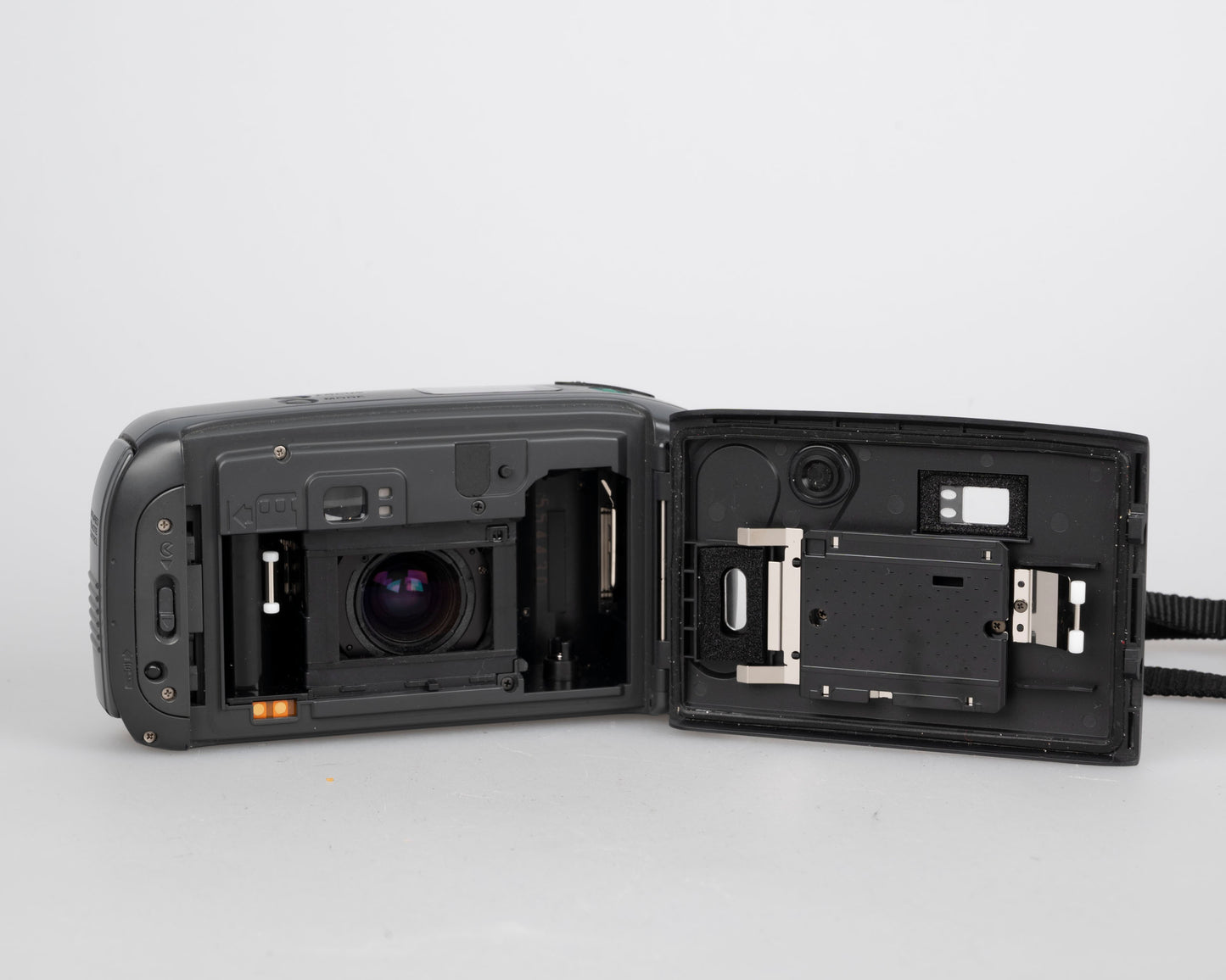 Pentax Zoom90-WR 35mm camera w/ case (serial 1743504)