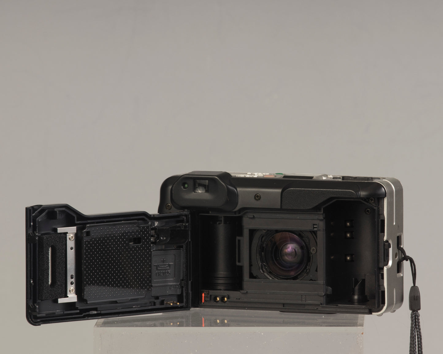 The Concord C2001 (aka Polaroid C2001) is a 35mm film point-and-shoot feturing a 35-70mm zoom lens with macro focusing