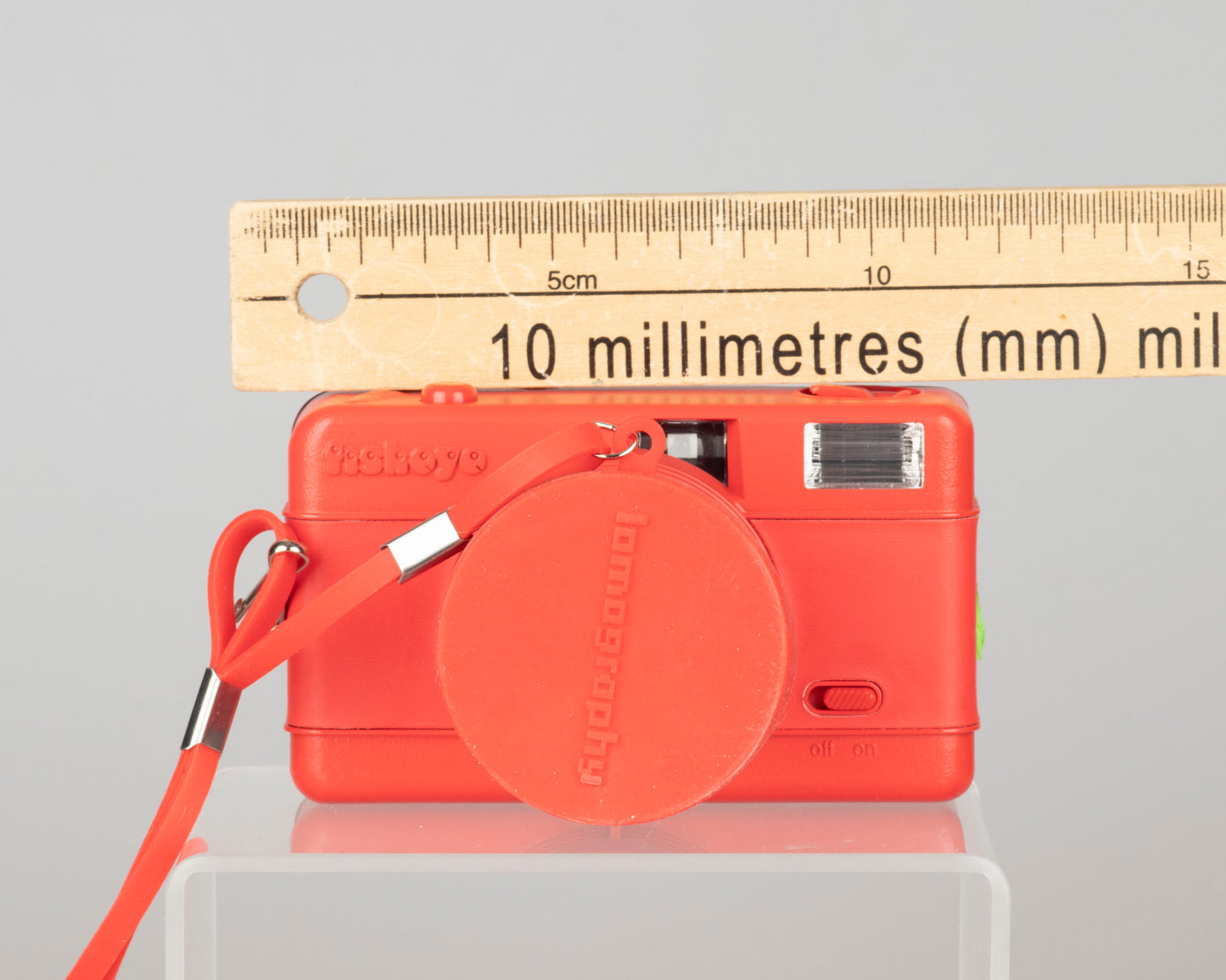 Appareil photo argentique Lomography Fisheye One 35 mm version rouge (série 0858653)
