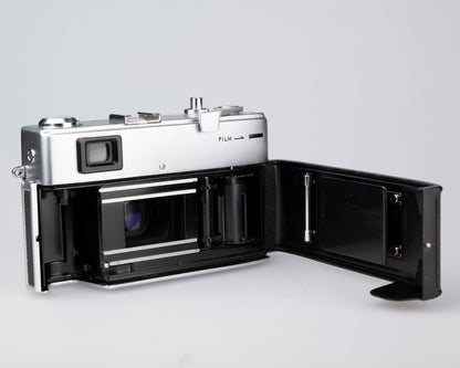 Minolta Hi-Matic 11 35mm rangefinder camera w/ 'ever-ready' case