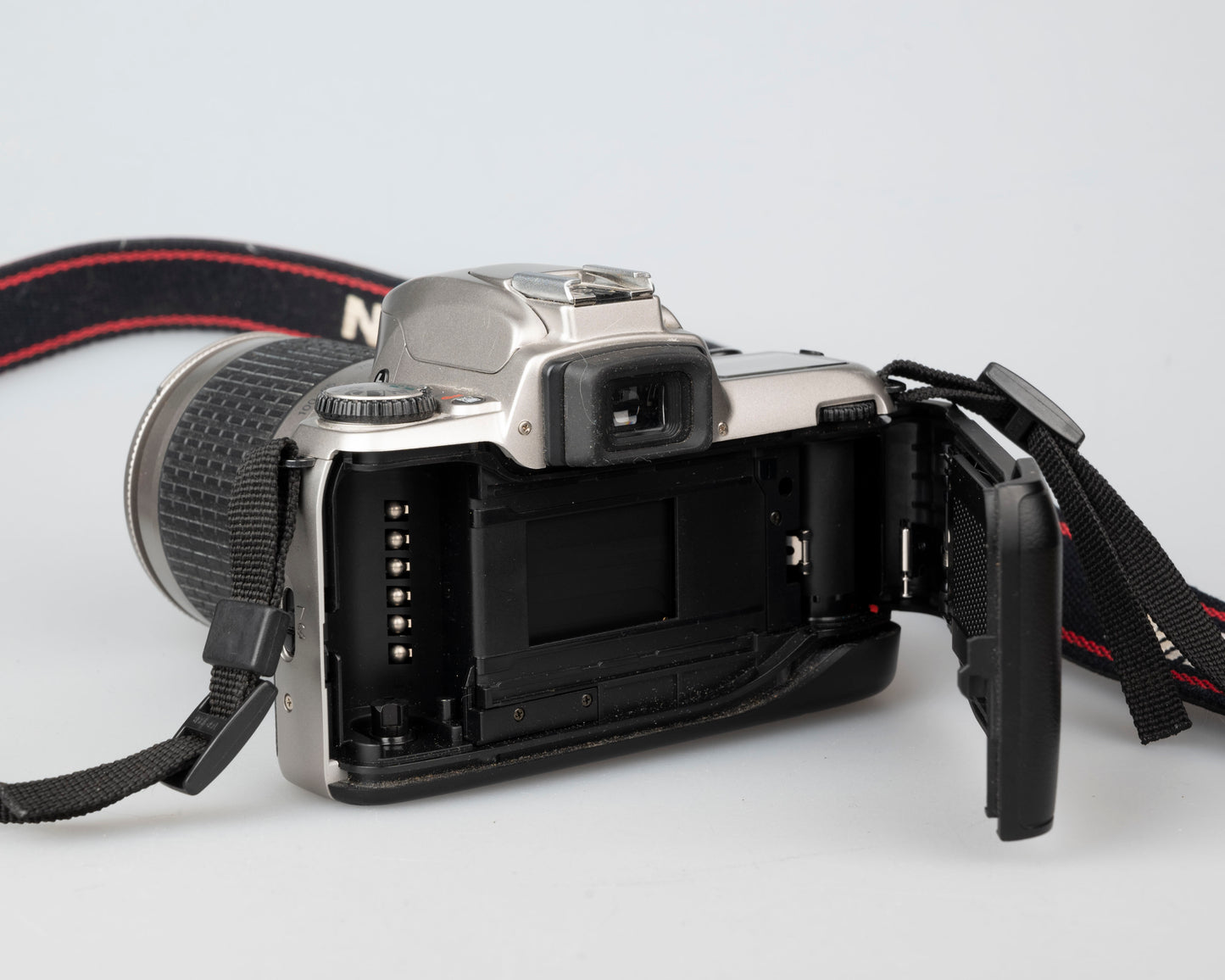 Nikon F65 (alias N65) SLR à film 35 mm avec objectif AF Nikkor 28-100 mm (série 2898438)