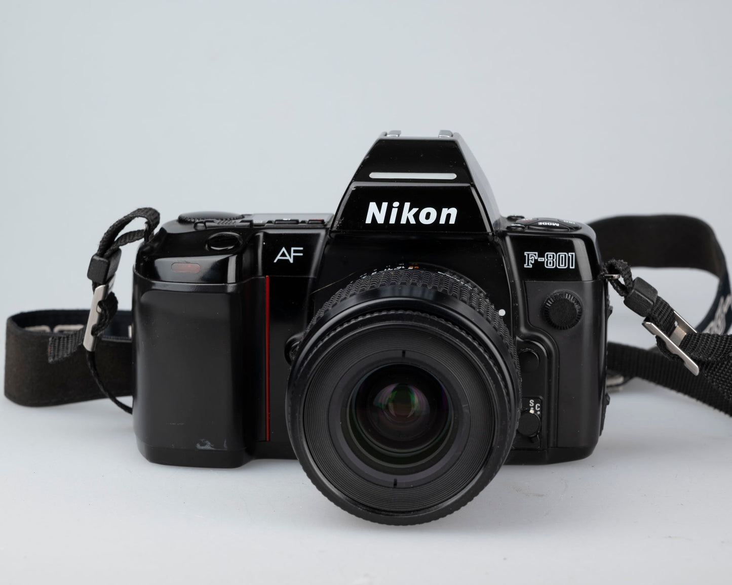 Reflex Nikon F-801 35 mm + Nikon Speedlight SB-24 + objectif AF Nikkor 35-80 mm + manuel