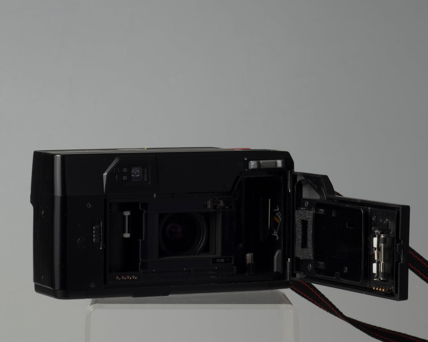 Pentax Zoom-70 Date (IQZoom) 35mm camera w/case (serial 578125)