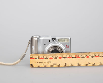 Appareil photo numérique Canon Powershot A530 avec capteur CCD 5 MP ; comprend une carte SD de 512 Mo (utilise des piles AA) + la boîte d'origine et le manuel