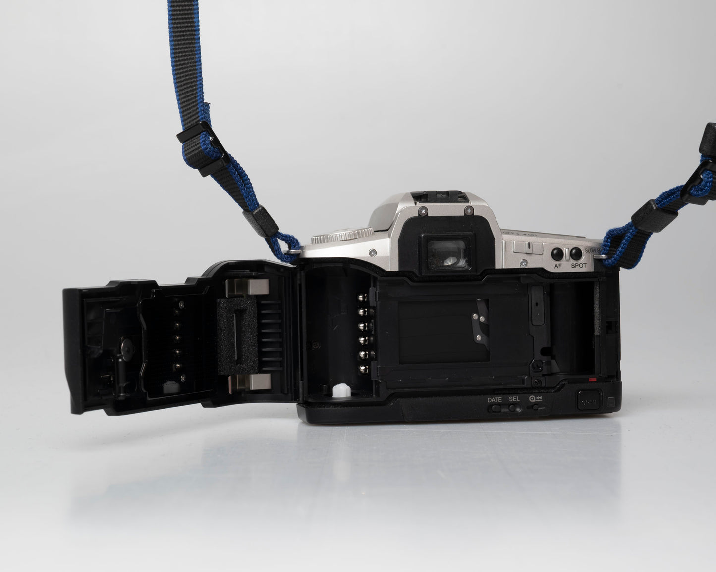 Minolta Maxxum 4 35mm film SLR w/ 28-80mm lens (serial 39314484)