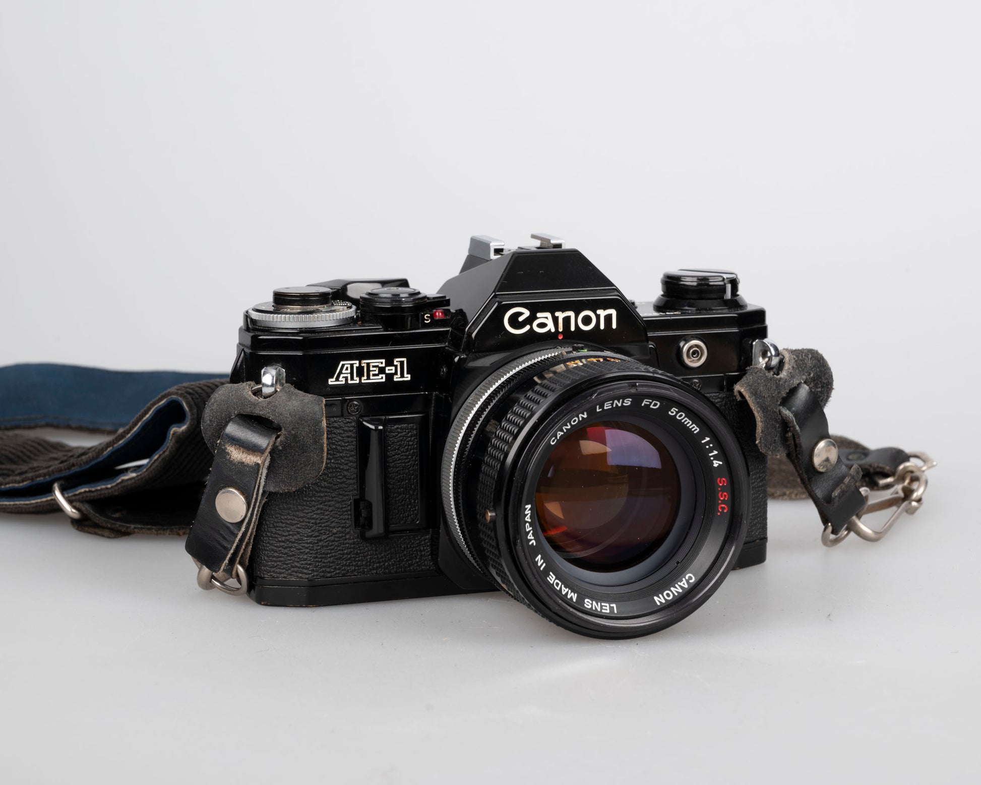Canon AE1 + Objectif Canon FD 50mm f/1,8 - Reflex Argentique 35mm AE-1 - Fonctionnel - Photo, audio & vidéo Canon AE1 + Objectif Canon FD 50mm f/1,8 - Reflex Argentique 35mm AE-1 - Fonctionnel - Photo, audio & vidéo