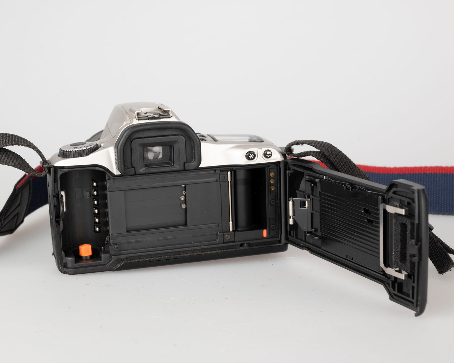 Canon EOS Rebel 2000 35mm film SLR w/ Canon EF 35-80 lens (serial 82008652)