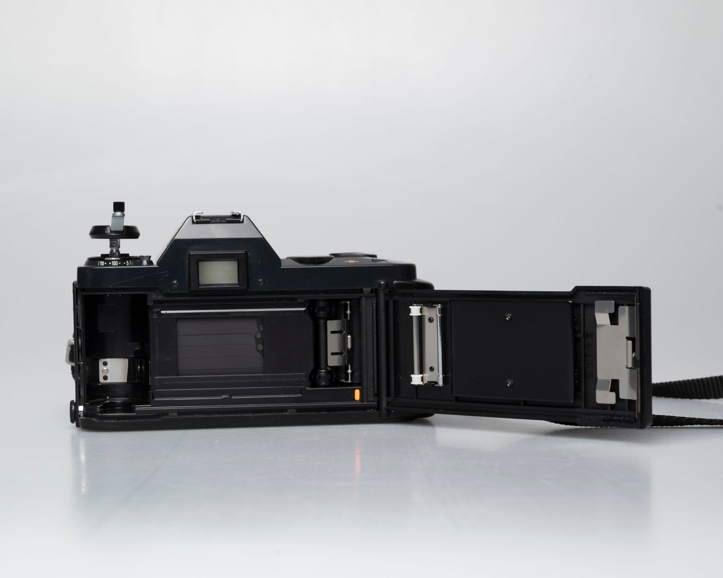 Canon T50 35mm film SLR camera w/ FD 35-70mm lens + Speedlite 277T flash + ever-ready case (serial 1061065)