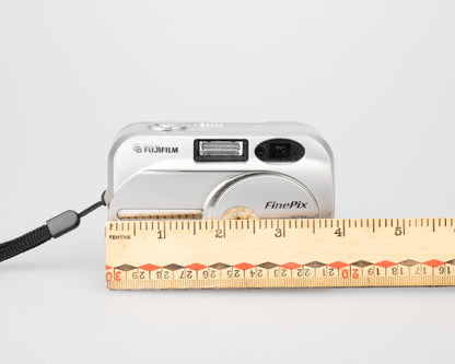 Fujifilm Finepix 2600 Zoom digicam w/ 2 MP CCD sensor w/ 64 MB Smart Media card (uses AA batteries)