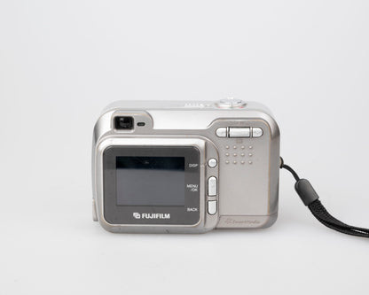 Fujifilm Finepix 2600 Zoom digicam w/ 2 MP CCD sensor w/ 64 MB Smart Media card (uses AA batteries)