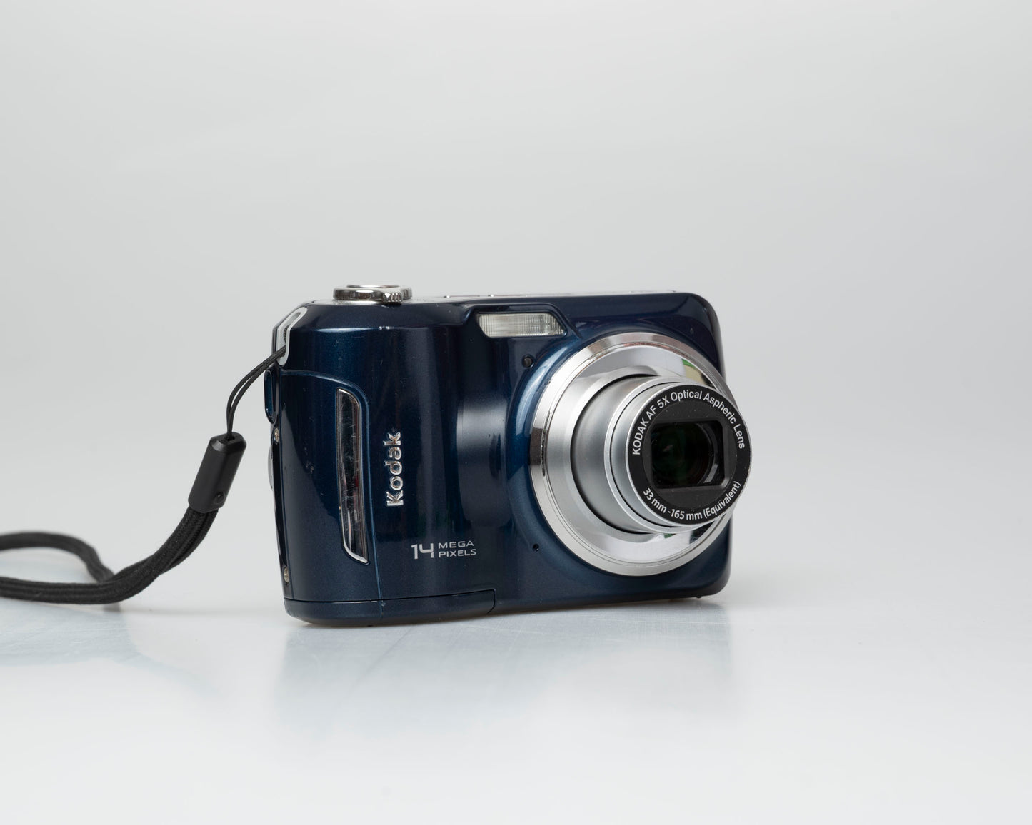 Kodak EasyShare C195 14 MP CCD sensor digicam w/ 8 GB SD card (serial KCGNA02917709)