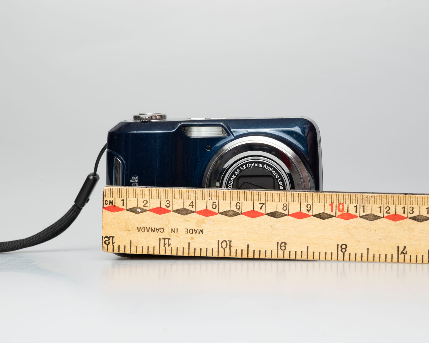 Kodak EasyShare C195 14 MP CCD sensor digicam w/ 8 GB SD card (serial KCGNA02917709)