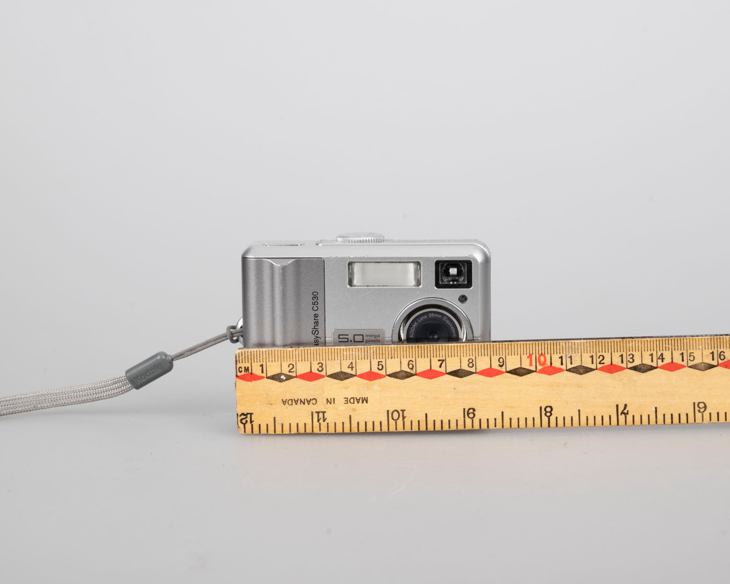 Appareil photo numérique à capteur CCD Kodak EasyShare C530 de 5 mégapixels avec carte SD de 256 Mo (utilise des piles AA)