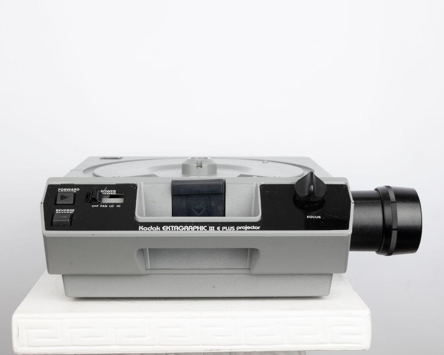 Kodak Ektagraphic III E Plus 35mm slide projector w/ Ektanar C 102-125mm f3.5 zoom lens