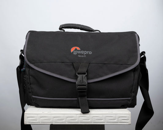 Lowepro Nova 5 grand sac pour appareil photo (noir avec bordure grise)