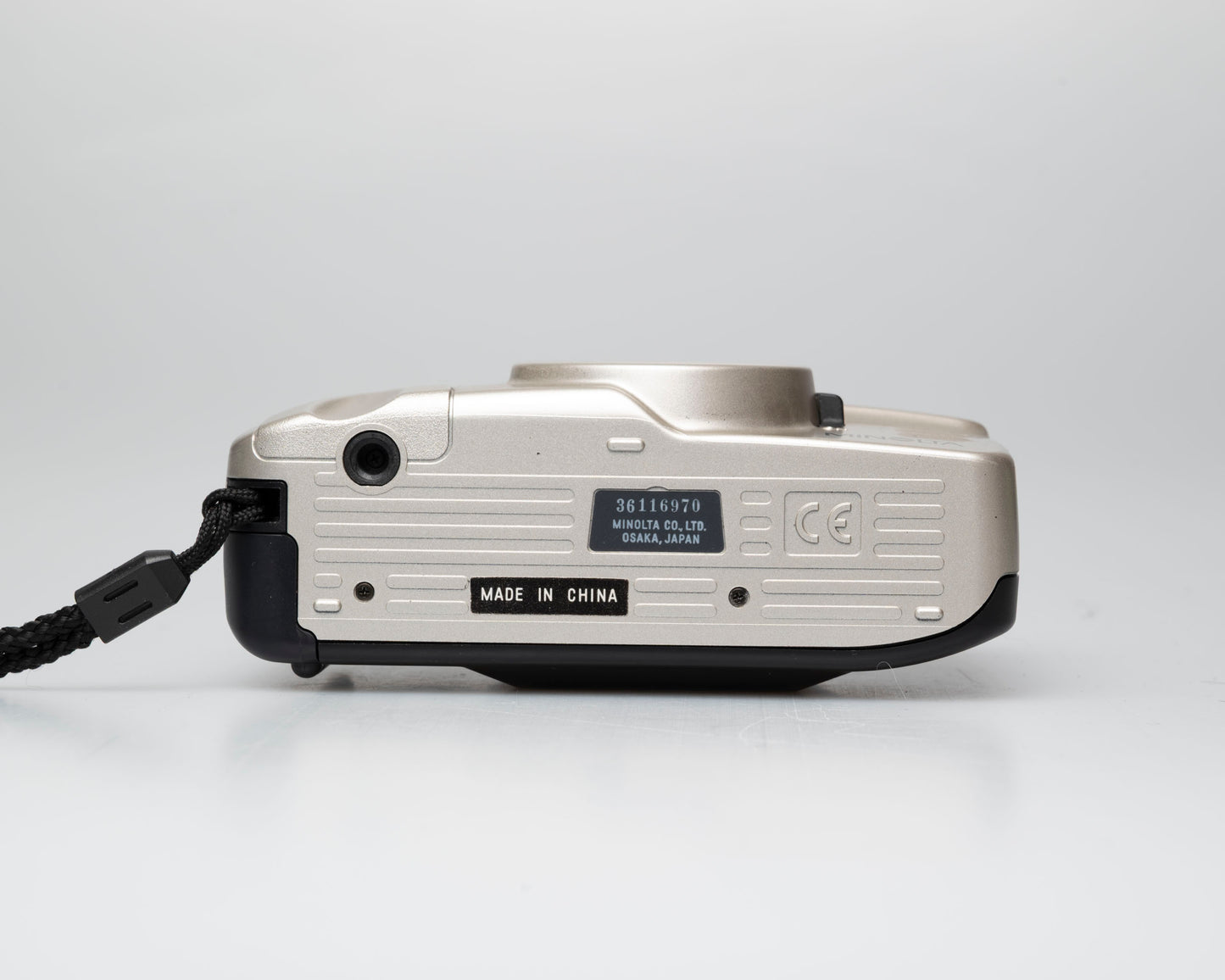 Minolta Zoom 70 35mm camera w/ case + manual (serial 36116970)