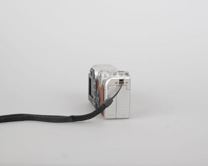 Minolta DiMage F200 4 MP CCD sensor digicam w/ 256MB SD + original box + manuals (uses AA batteries)