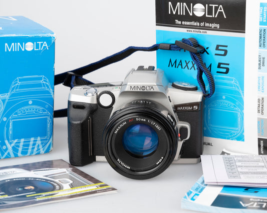 Minolta Maxxum 5 35 mm SLR avec objectif 50 mm f1.7 + manuels + boîte d'origine