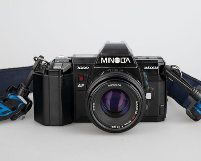 Minolta Maxxum 7000 SLR à film 35 mm avec objectif 50 mm f1.7 + flash 4000AF + Données de programme Back 70 (série 18038659)