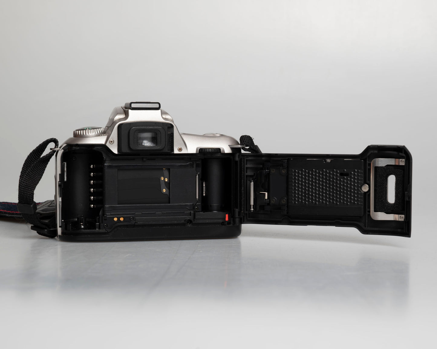 Nikon F55 35mm film SLR w/ AF Nikkor 35-80mm lens (serial 2269252)