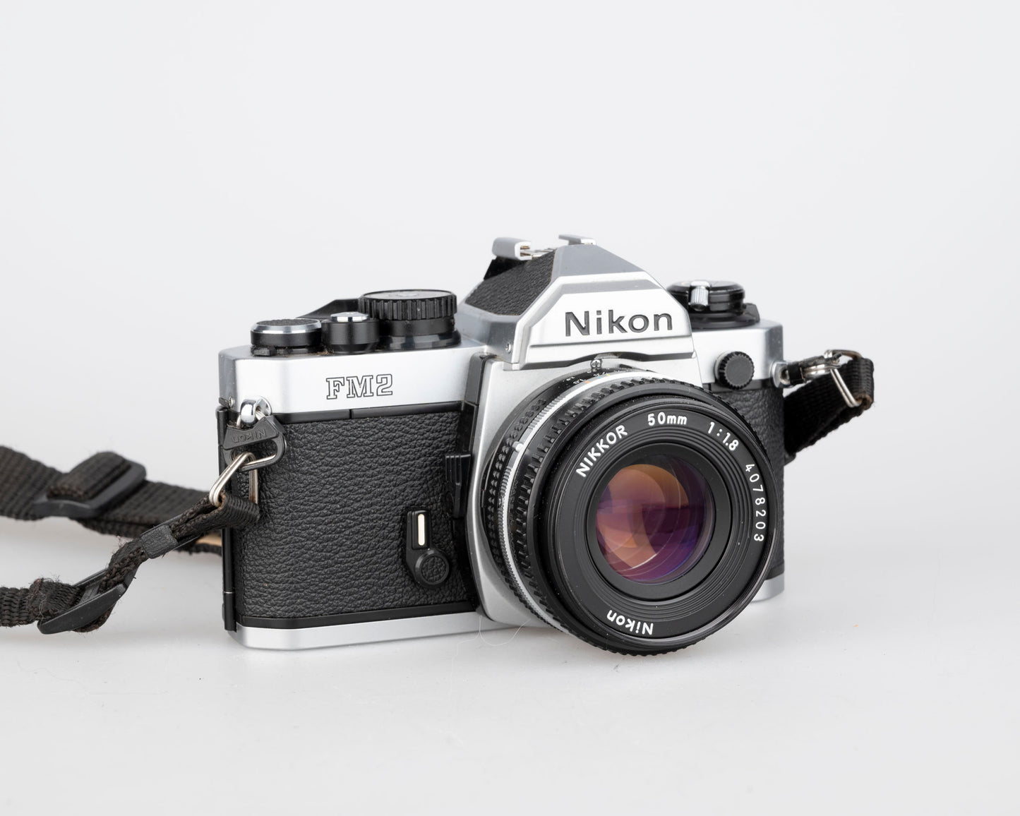 Appareil photo reflex Nikon FM2n 35 mm avec objectif Nikkor 50 mm f1.8 + manuels en anglais et français (série 8518258)