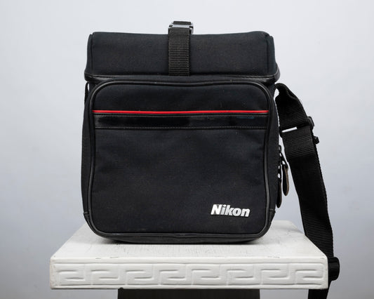 Sac pour appareil photo Nikon noir de taille moyenne avec bordure rouge