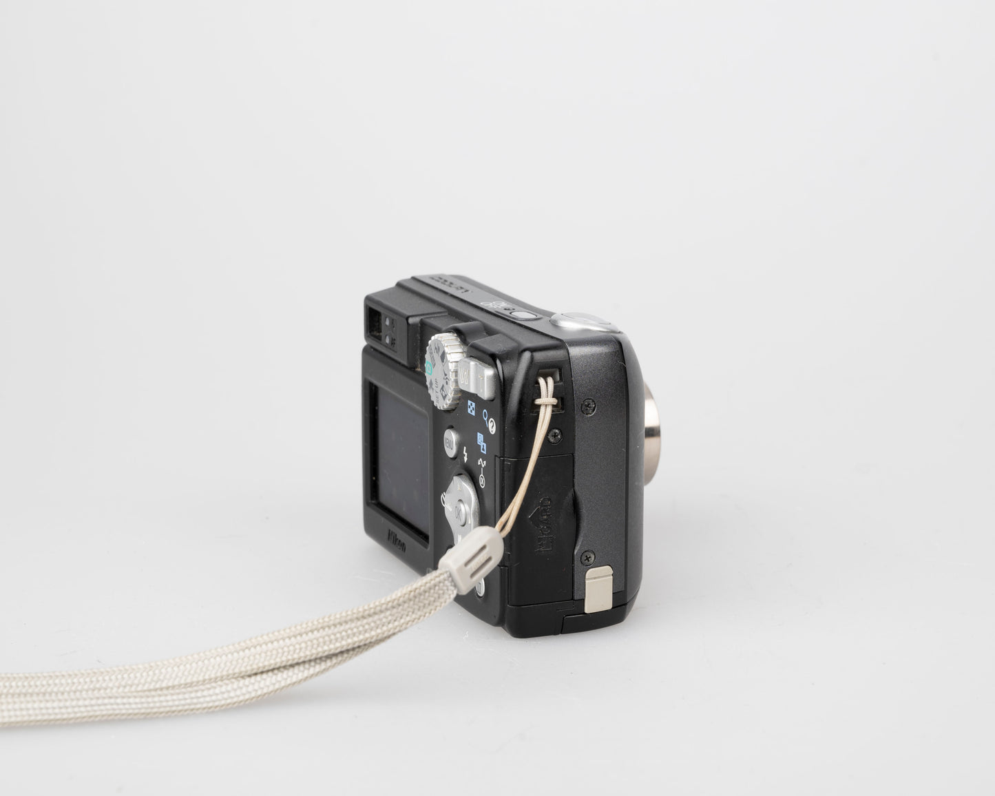 Appareil photo Nikon Coolpix 7600 capteur CCD 7MP avec chargeur de batterie + manuel en français (utilise des piles AA)