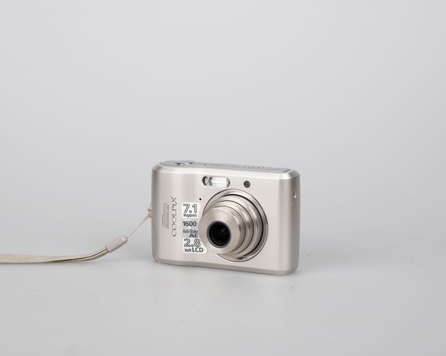 Appareil photo numérique à capteur CCD Nikon Coolpix L16 7,1 MP avec carte SD de 1 Go + boîte d'origine et accessoires (utilise des piles AA)