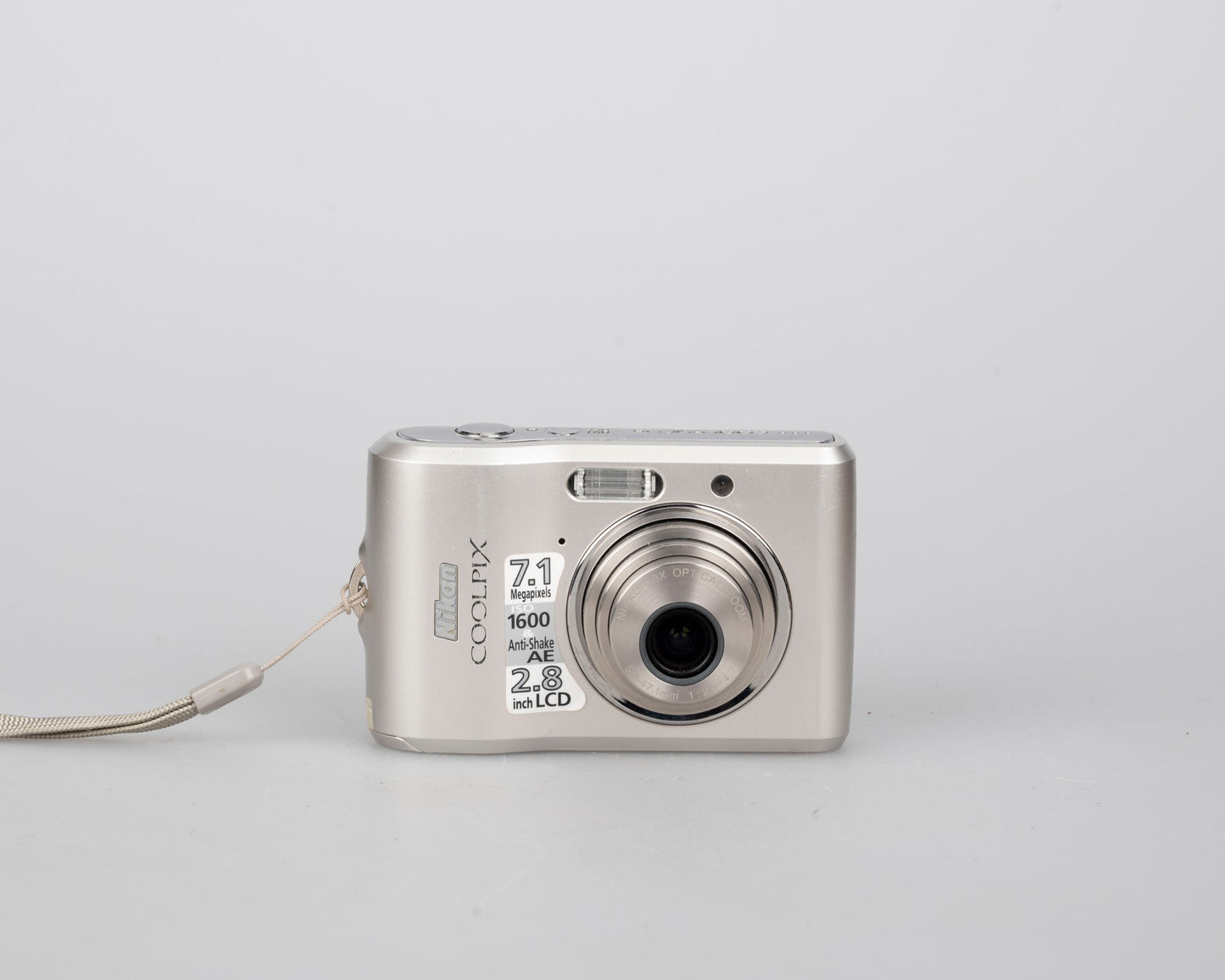 Appareil photo numérique à capteur CCD Nikon Coolpix L16 7,1 MP avec carte SD de 1 Go + boîte d'origine et accessoires (utilise des piles AA)