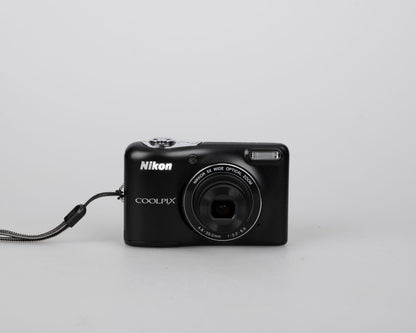 Appareil photo numérique à capteur CCD Nikon Coolpix L30 20,1 MP avec carte SD de 4 Go (utilise des piles AA)