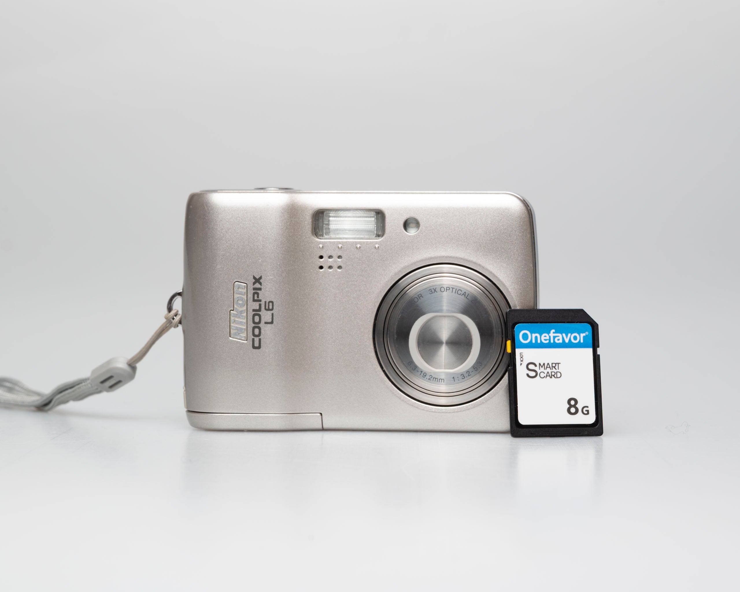 Nikon COOLPIX L6 シルバー Nikon Coolpix L6 Compact Digital Camera