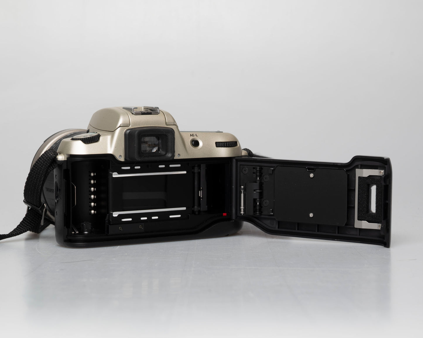 Nikon F60 35mm film SLR w/ AF Tamron 28-20mm lens (serial 2281992)