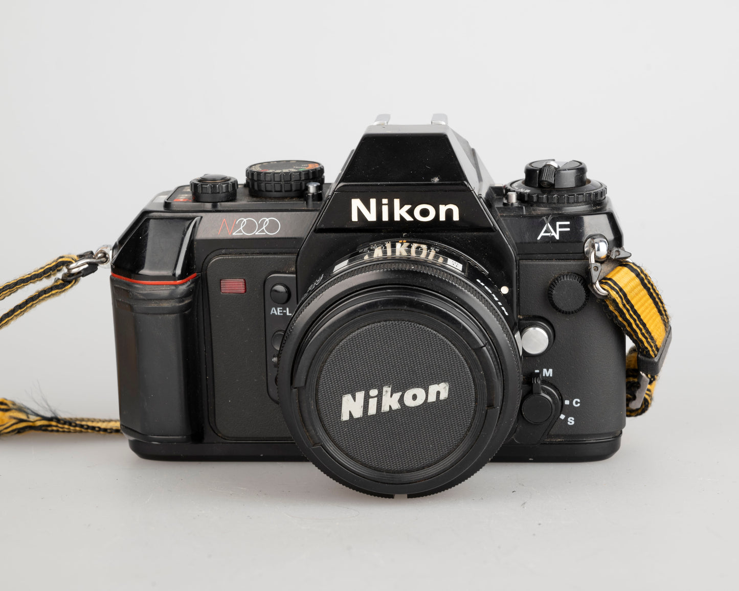 Nikon N2020 reflex argentique 35 mm avec objectif AF Nikkor 50 mm f1.8 (série 5387168)