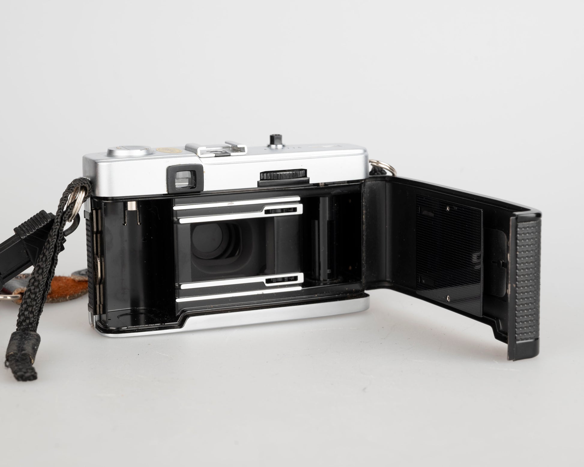 Olympus Trip 35 35mm camera (serial 4122770) – New Wave Pool