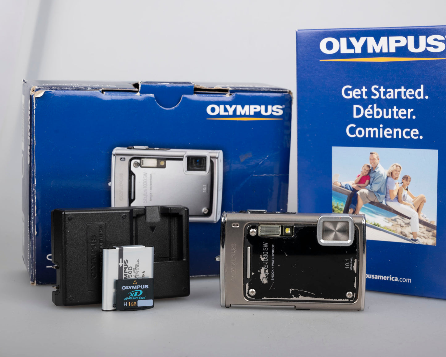 Appareil photo numérique robuste avec capteur CCD Olympus Stylus 1030 SW 10MP avec chargeur + batterie + carte XD 1 Go + boîte d'origine + manuels