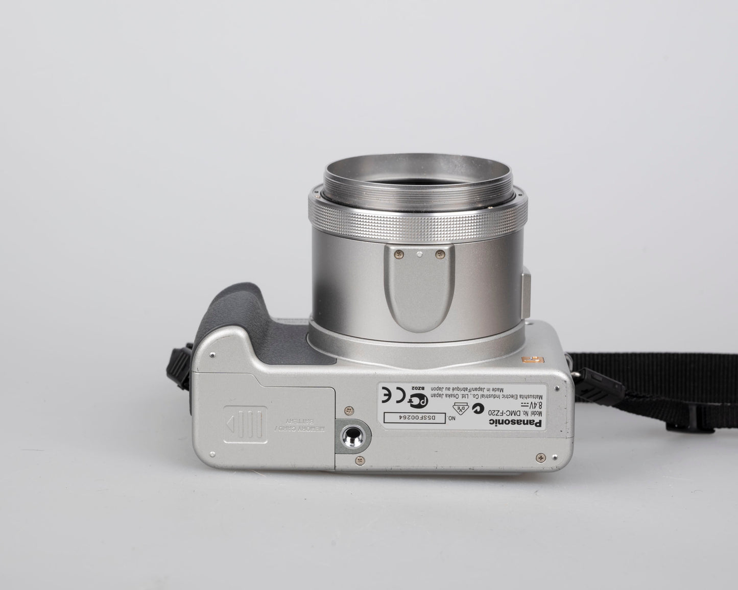 Appareil photo numérique Panasonic Lumix DMC-FZ20 avec capteur CCD 5 MP + objectif Leica DC Vario-Elmarit 1:2.8/6-72 ASPH avec chargeur + batterie + carte SD 2 Go