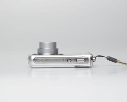 Pentax Optio M40 8 megapixel digicam w/ 8GB SD card + battery + charger (serial 9303499)