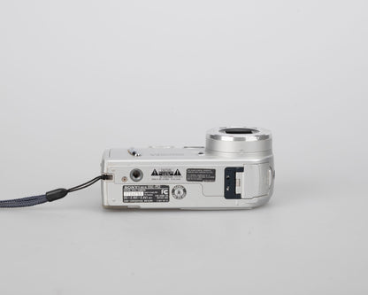 Appareil photo numérique à capteur CCD Sony Cyber-Shot DSC-P52 3,1 MP avec carte Memory Stick de 16 Mo (utilise des piles AA ; série 7704755)