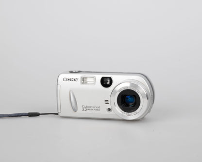 Appareil photo numérique à capteur CCD Sony Cyber-Shot DSC-P52 3,1 MP avec carte Memory Stick de 16 Mo (utilise des piles AA ; série 7704755)