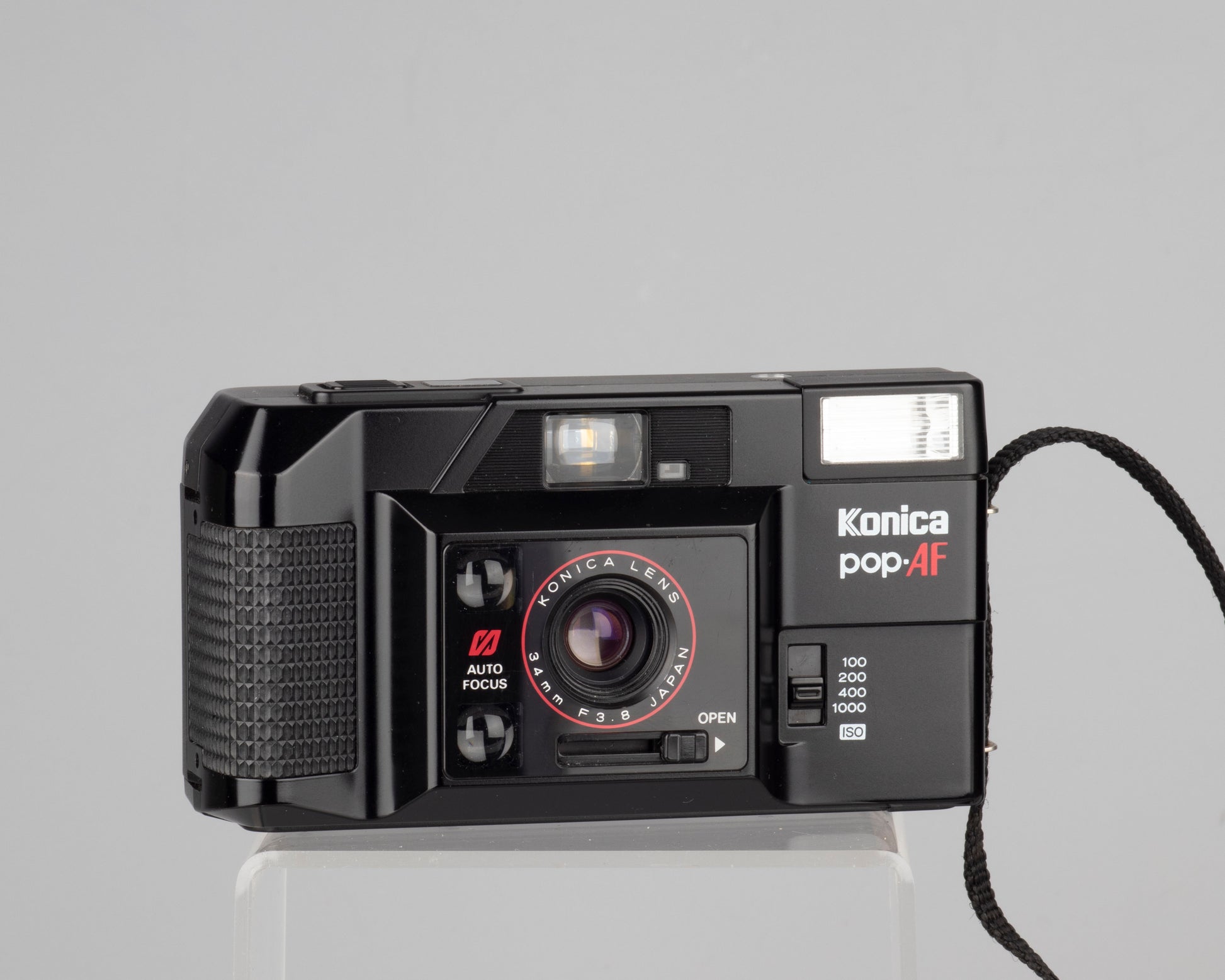 The Konica Pop-AF is a Japanese-made 35mm point-and-shoot from the 1980s featuring a 34mm f3.8 lens