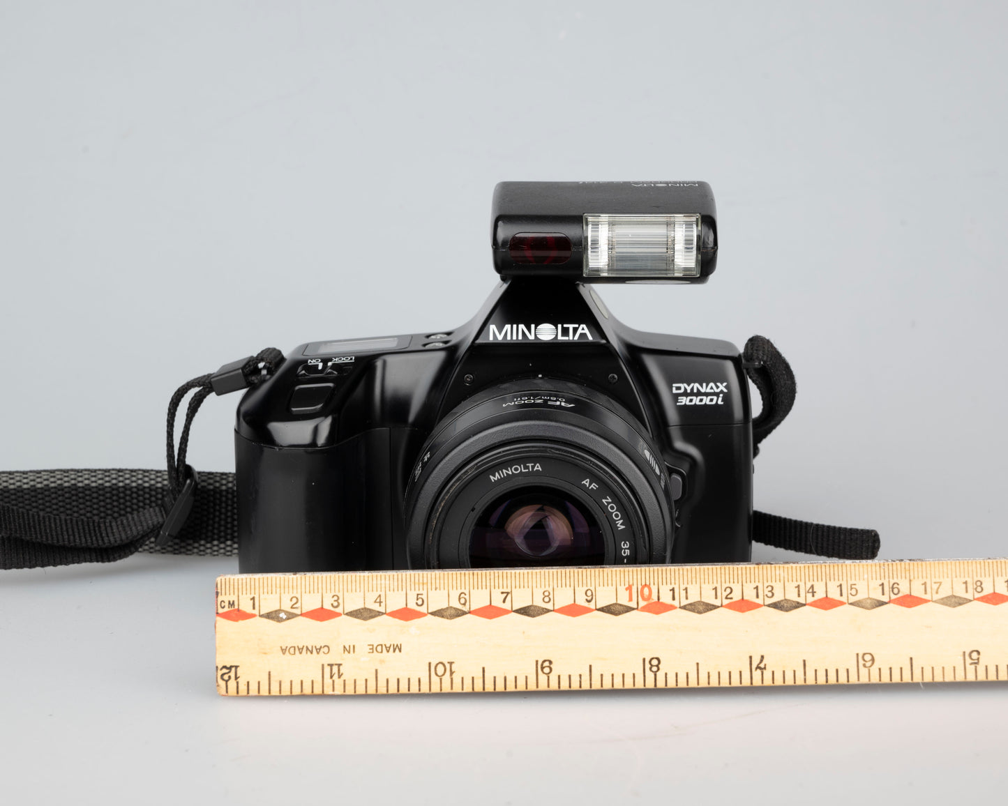 Minolta Dynax 3000i SLR 35 mm avec zoom Minolta AF 35-70 mm + flash programme D 314i