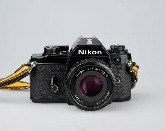 Appareil photo reflex Nikon EM 35 mm avec objectif 50 mm f1.8 et étui « toujours prêt »