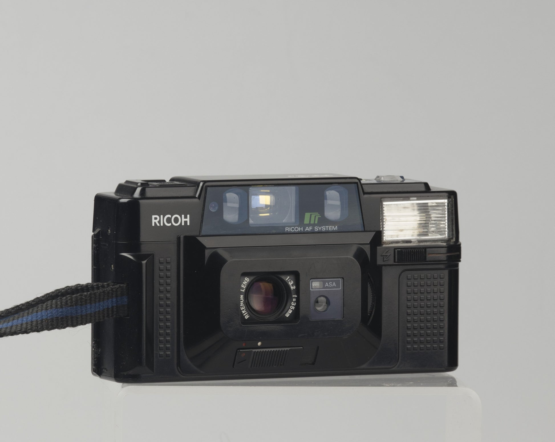 The Ricoh FF-3 AF is quality point-and-shoot 35mm from the early 1980s built around a excellent and quite sophisticated 35mm f3.2 Rikenon lens (5 elements in 5 groups). 